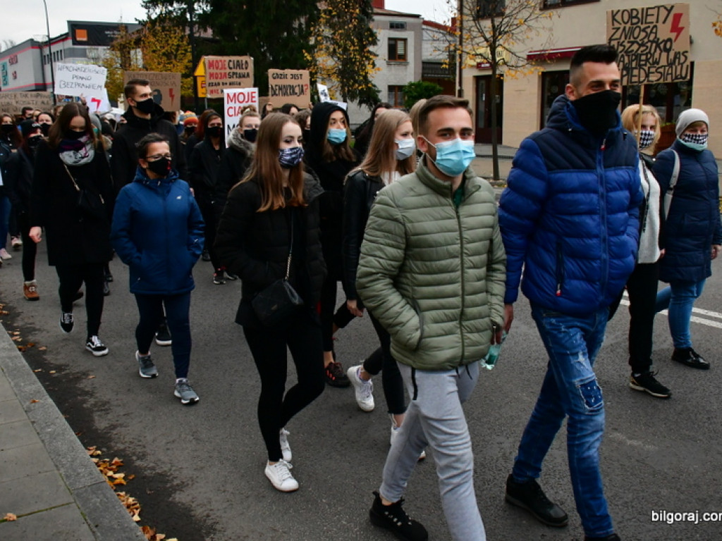 Strajk kobiet. Protest drugi raz przeszedł ulicami Biłgoraja (FOTO)