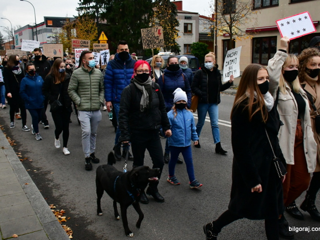 Strajk kobiet. Protest drugi raz przeszedł ulicami Biłgoraja (FOTO)