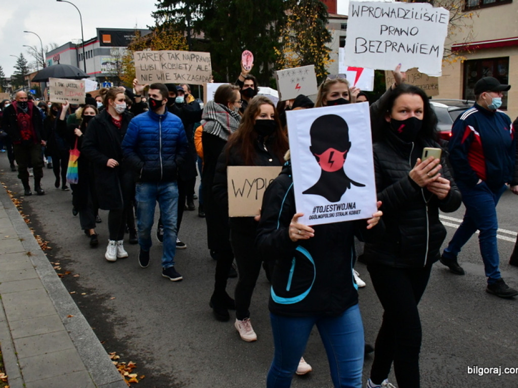 Strajk kobiet. Protest drugi raz przeszedł ulicami Biłgoraja (FOTO)