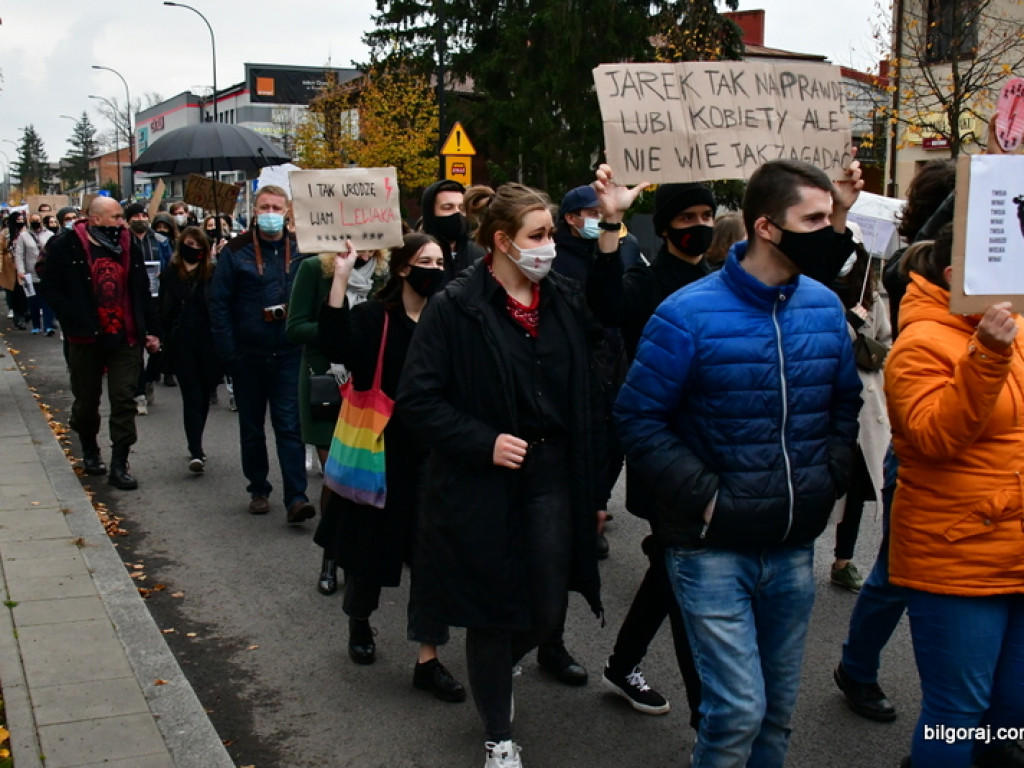 Strajk kobiet. Protest drugi raz przeszedł ulicami Biłgoraja (FOTO)