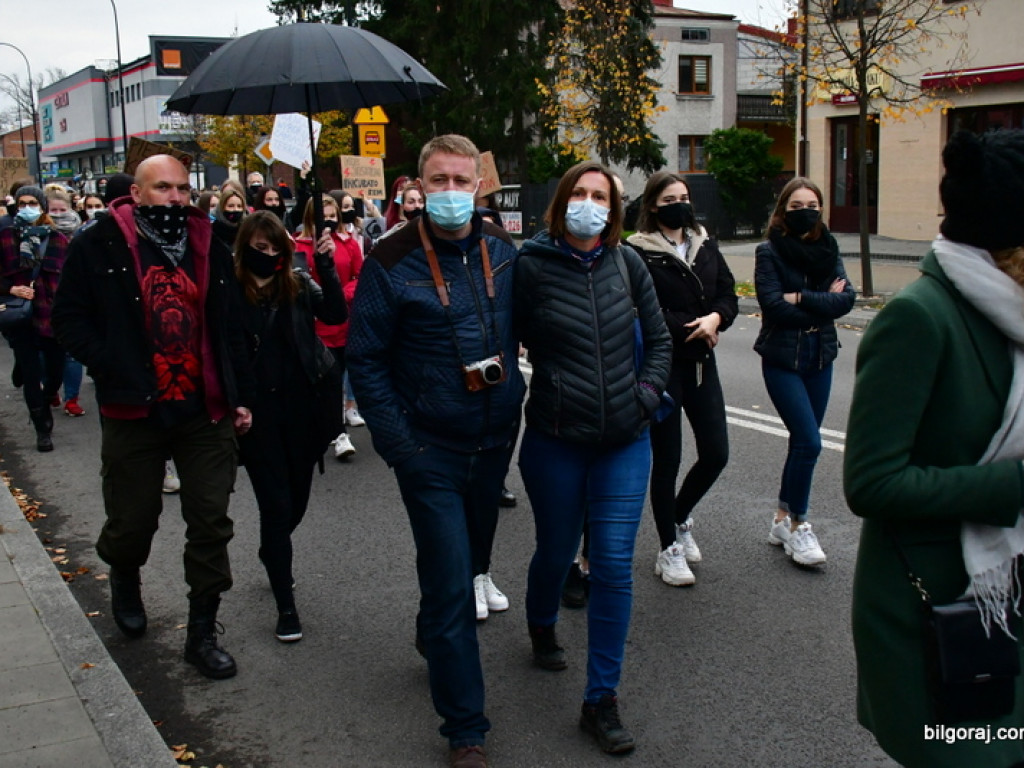 Strajk kobiet. Protest drugi raz przeszedł ulicami Biłgoraja (FOTO)
