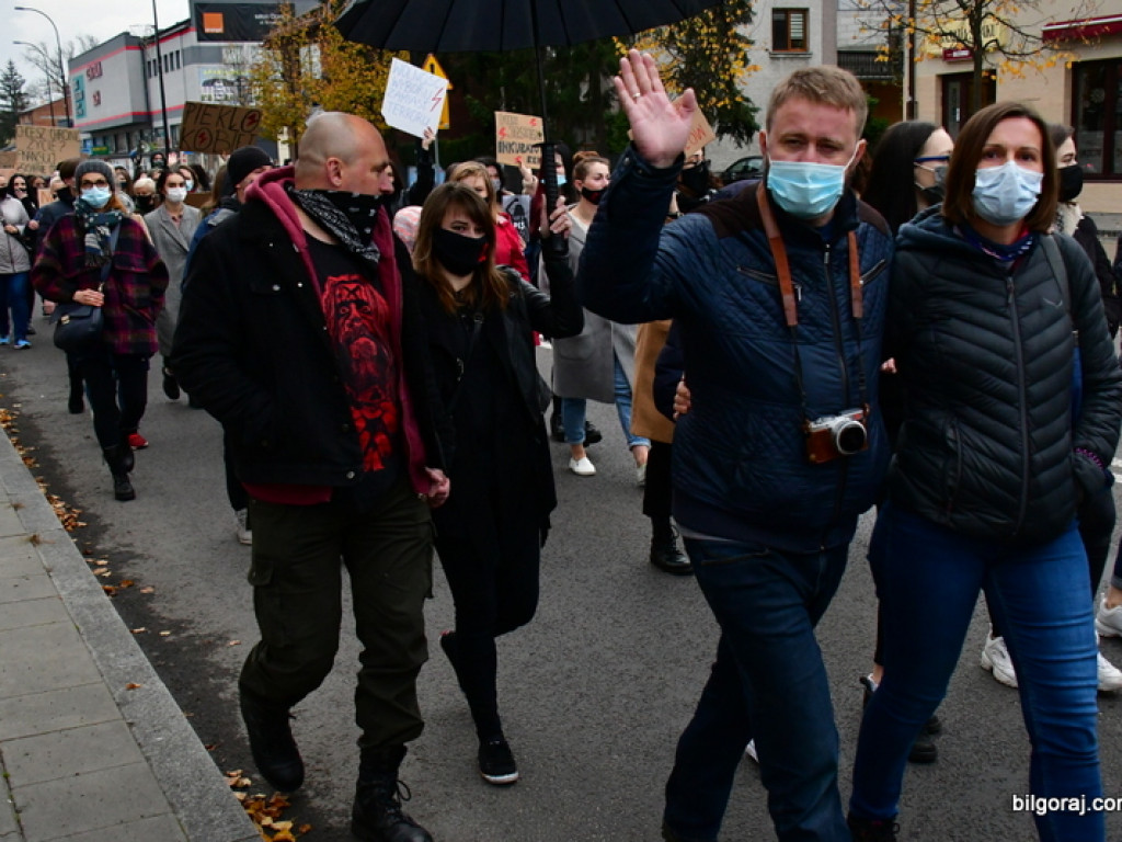 Strajk kobiet. Protest drugi raz przeszedł ulicami Biłgoraja (FOTO)