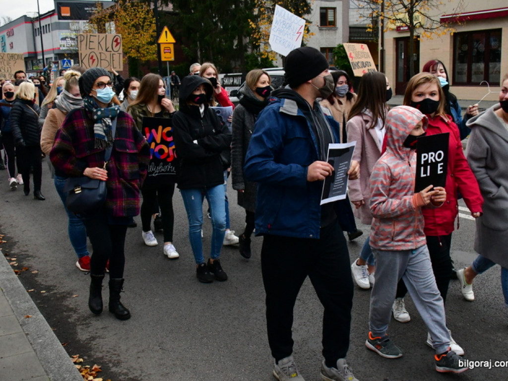 Strajk kobiet. Protest drugi raz przeszedł ulicami Biłgoraja (FOTO)
