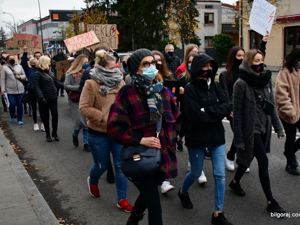 Strajk kobiet. Protest drugi raz przeszedł ulicami Biłgoraja (FOTO)