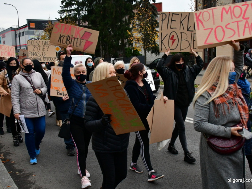 Strajk kobiet. Protest drugi raz przeszedł ulicami Biłgoraja (FOTO)