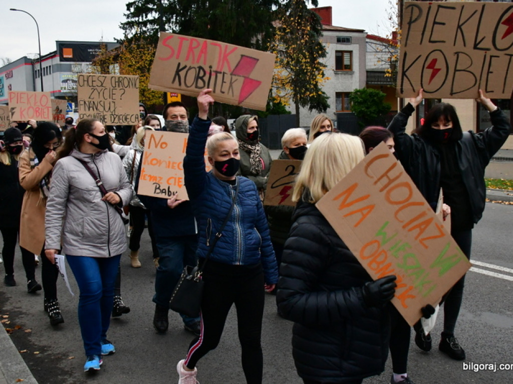 Strajk kobiet. Protest drugi raz przeszedł ulicami Biłgoraja (FOTO)