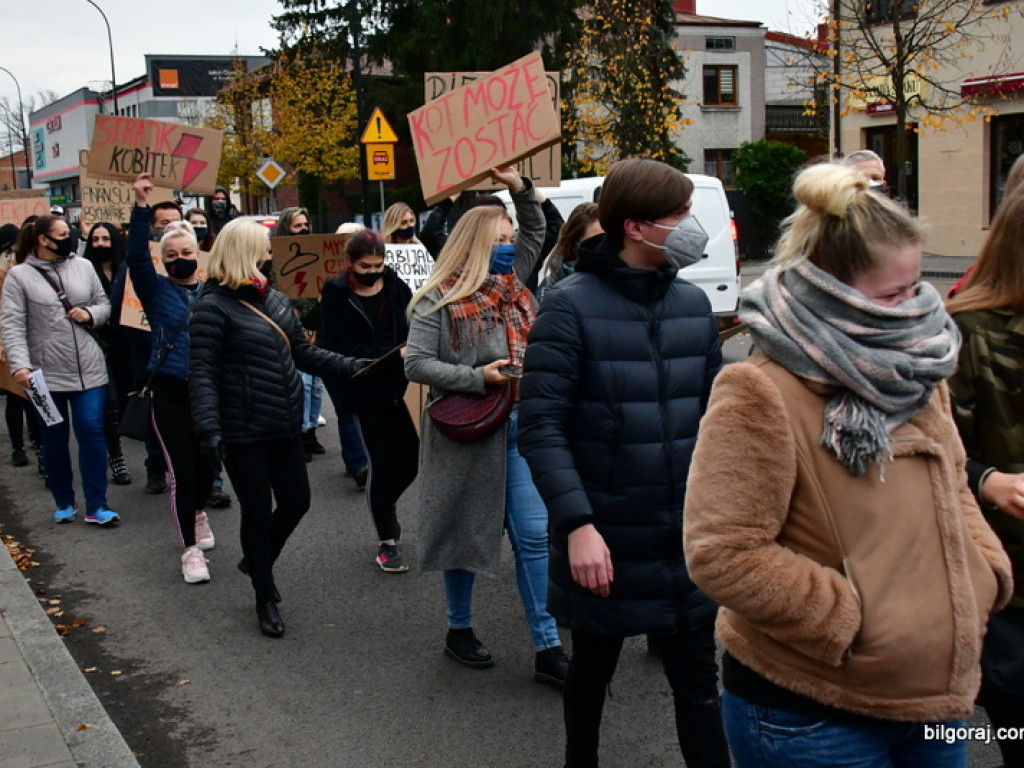 Strajk kobiet. Protest drugi raz przeszedł ulicami Biłgoraja (FOTO)