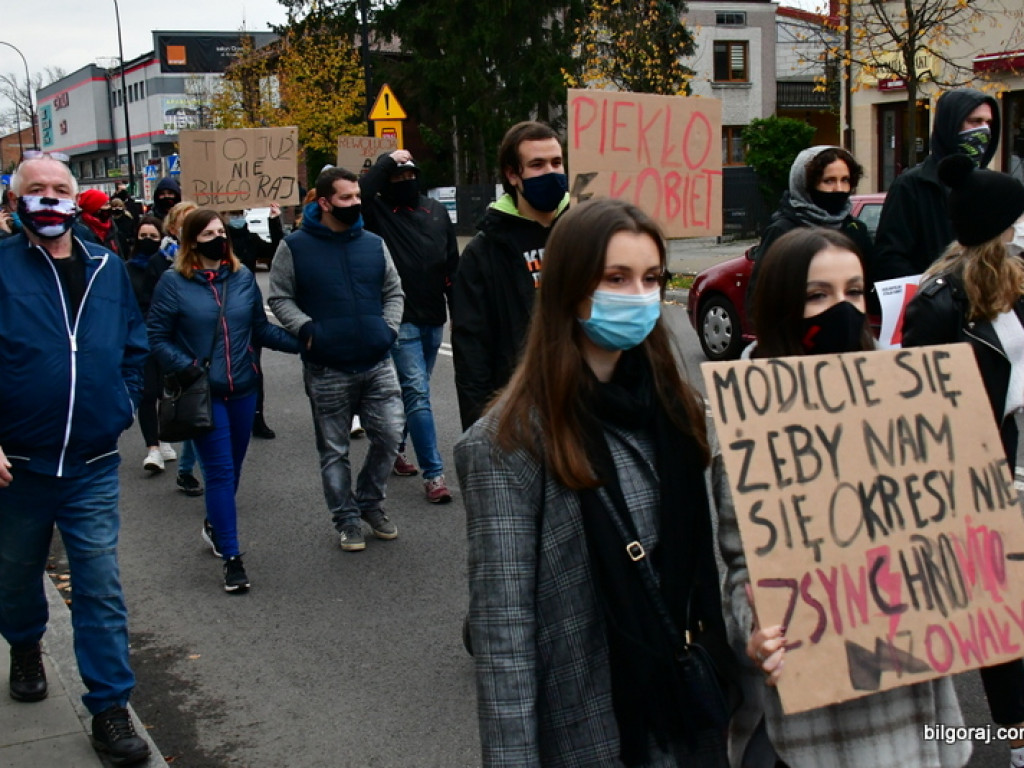 Strajk kobiet. Protest drugi raz przeszedł ulicami Biłgoraja (FOTO)