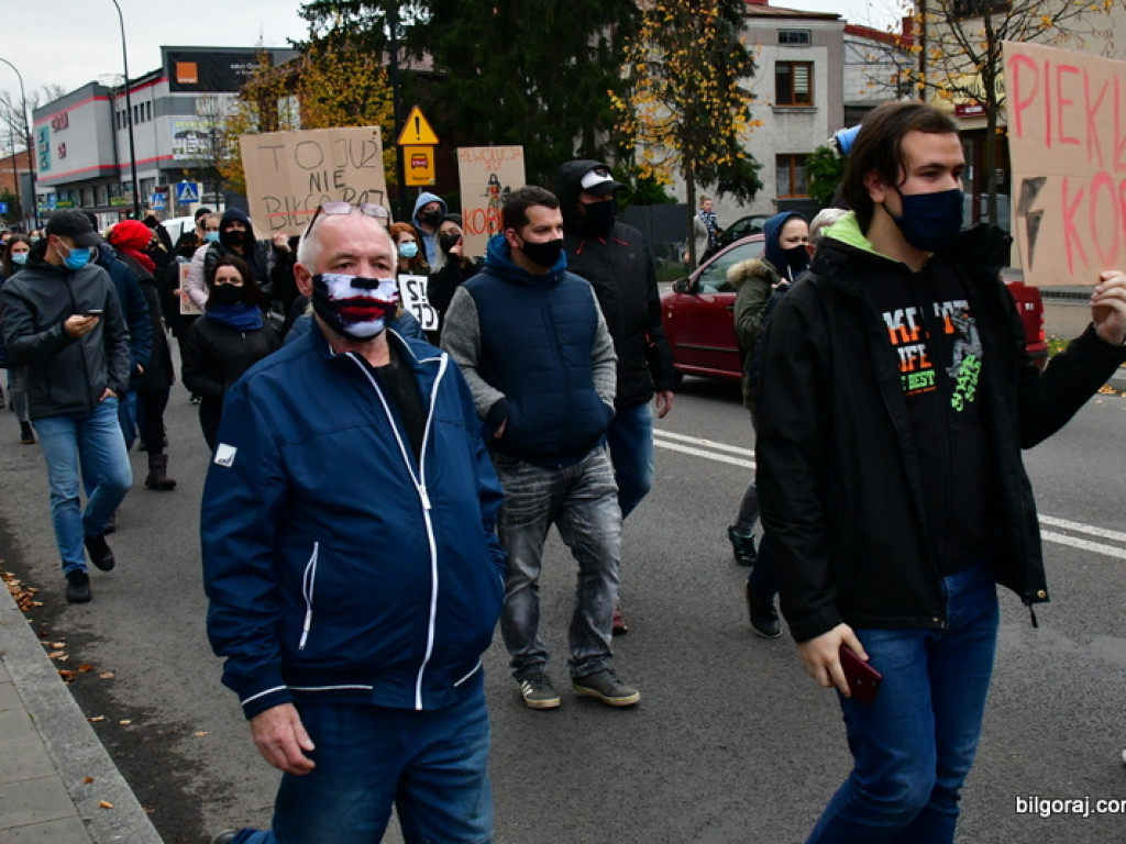 Strajk kobiet. Protest drugi raz przeszedł ulicami Biłgoraja (FOTO)