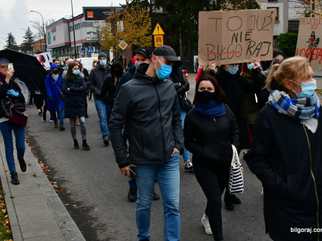 Strajk kobiet. Protest drugi raz przeszedł ulicami Biłgoraja (FOTO)