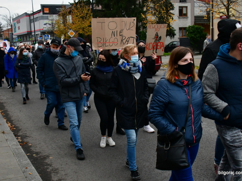 Strajk kobiet. Protest drugi raz przeszedł ulicami Biłgoraja (FOTO)