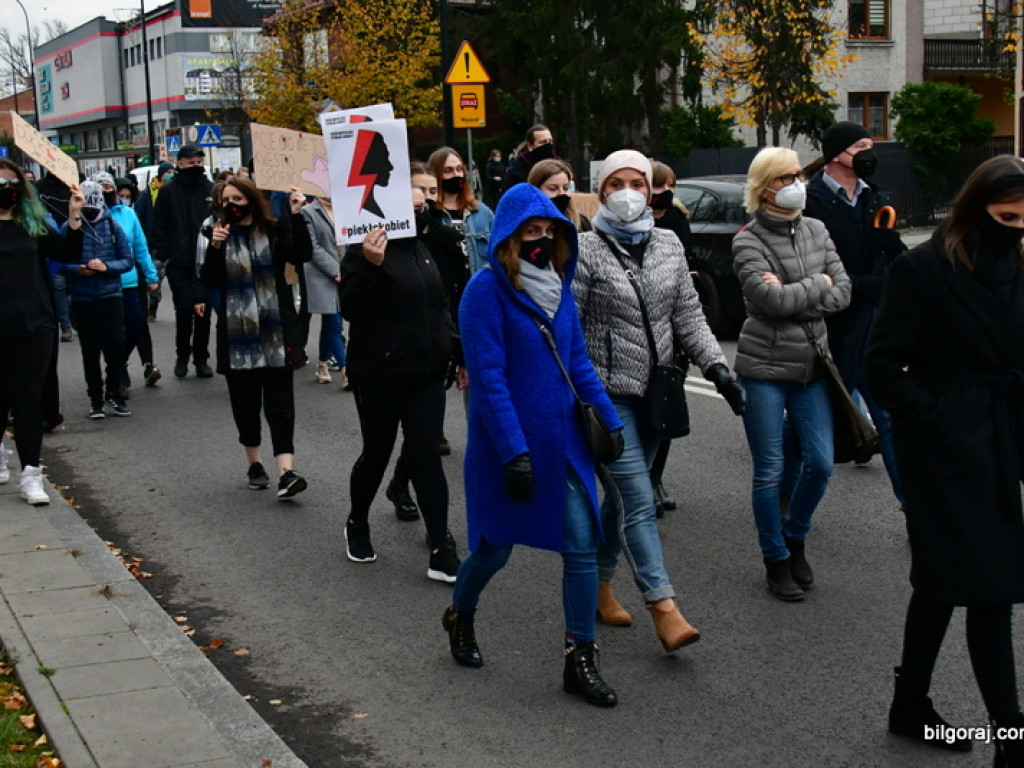 Strajk kobiet. Protest drugi raz przeszedł ulicami Biłgoraja (FOTO)