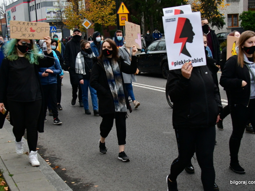 Strajk kobiet. Protest drugi raz przeszedł ulicami Biłgoraja (FOTO)