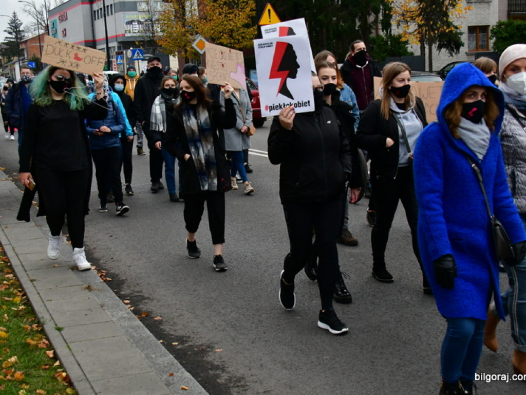Strajk kobiet. Protest drugi raz przeszedł ulicami Biłgoraja (FOTO)