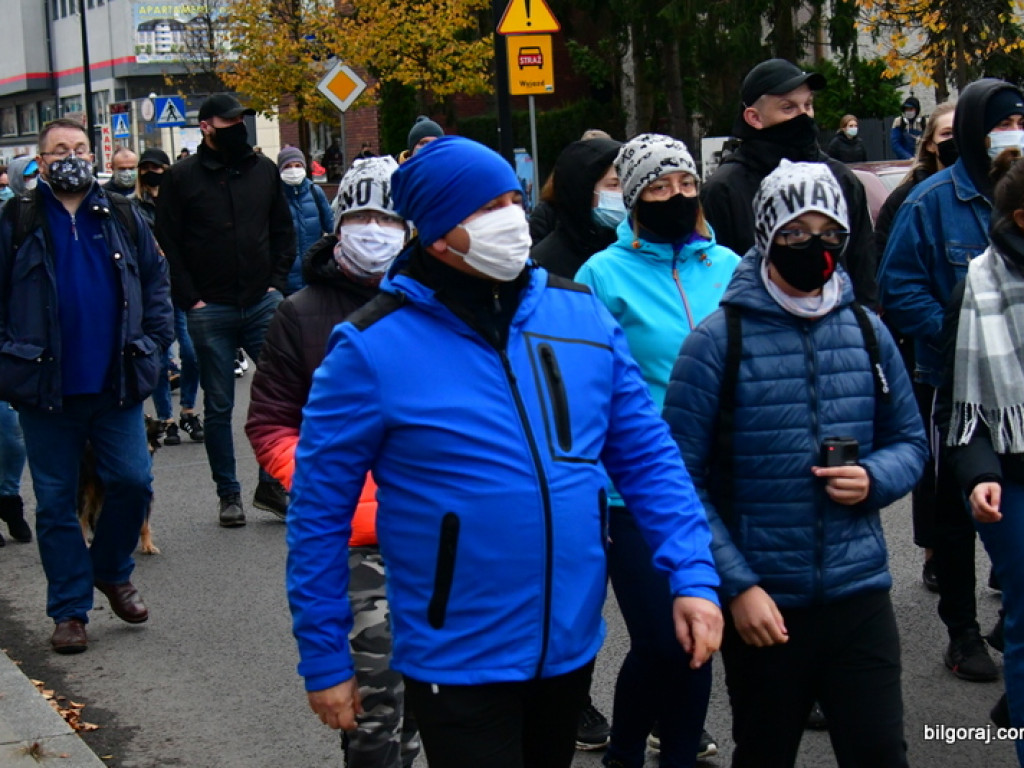 Strajk kobiet. Protest drugi raz przeszedł ulicami Biłgoraja (FOTO)