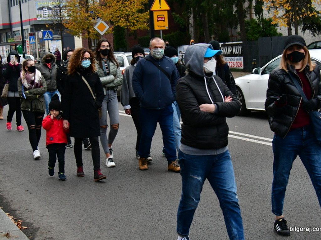 Strajk kobiet. Protest drugi raz przeszedł ulicami Biłgoraja (FOTO)