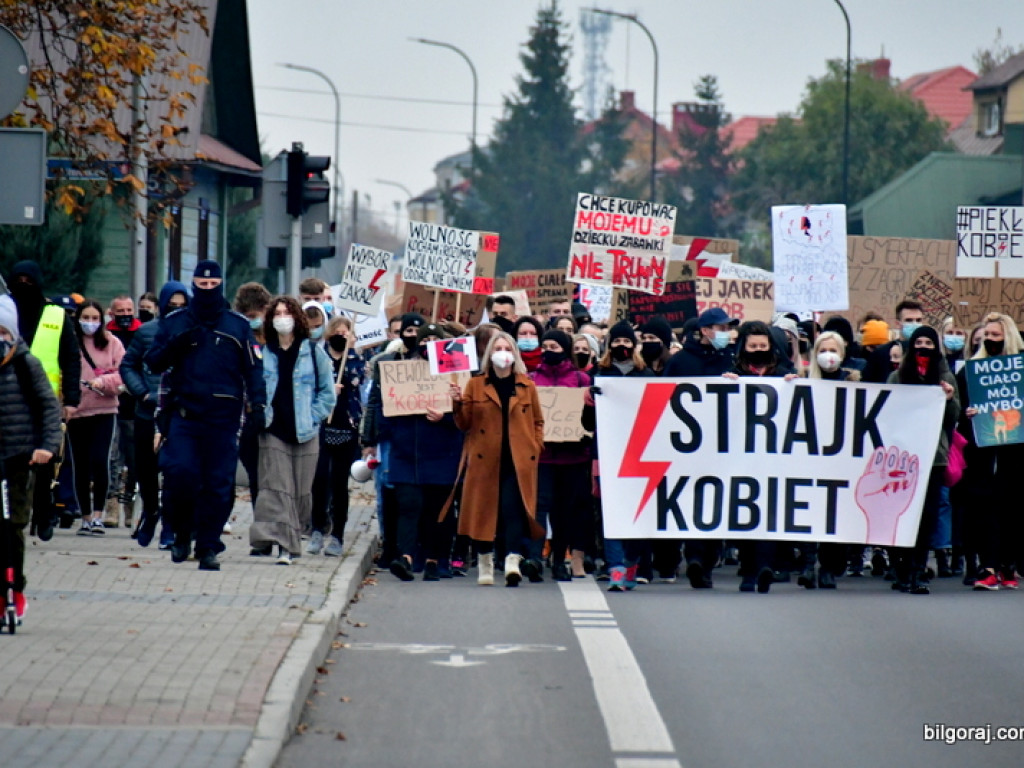 Strajk kobiet. Protest drugi raz przeszedł ulicami Biłgoraja (FOTO)