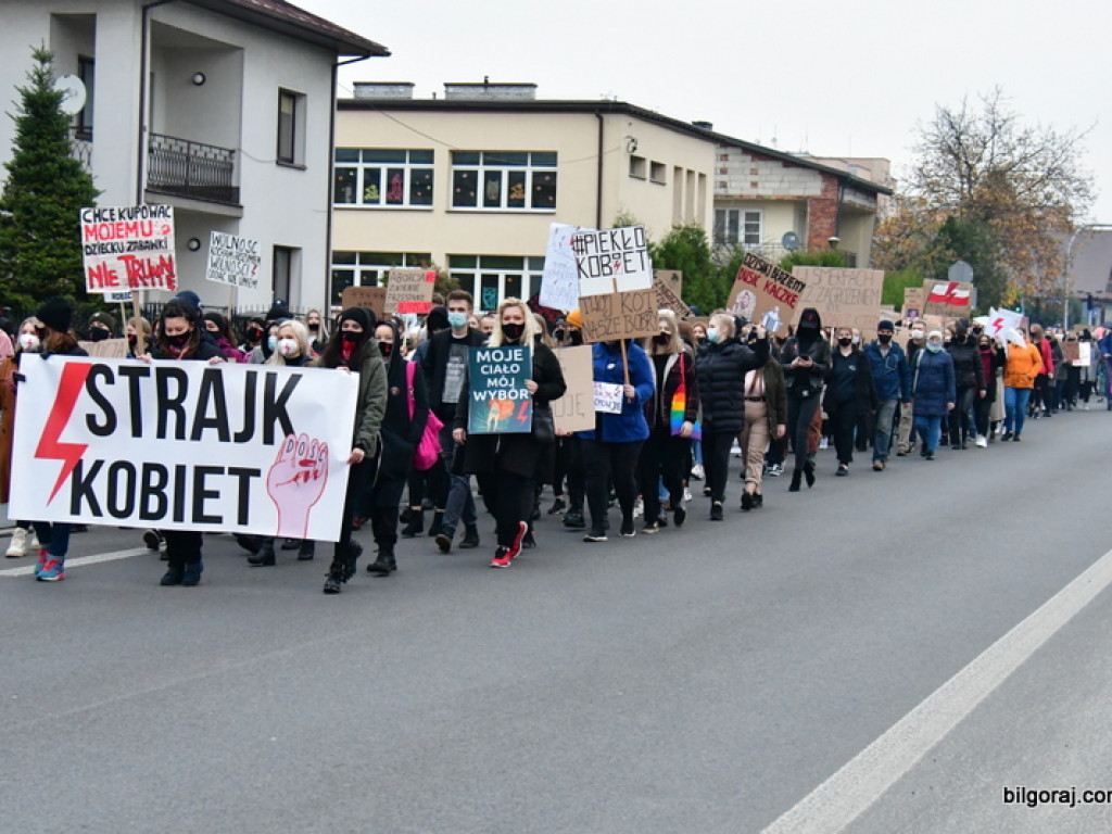Strajk kobiet. Protest drugi raz przeszedł ulicami Biłgoraja (FOTO)