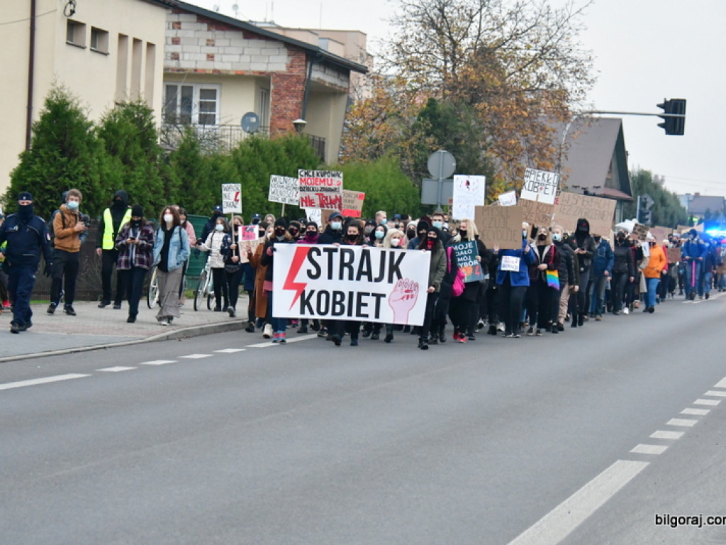 Strajk kobiet. Protest drugi raz przeszedł ulicami Biłgoraja (FOTO)