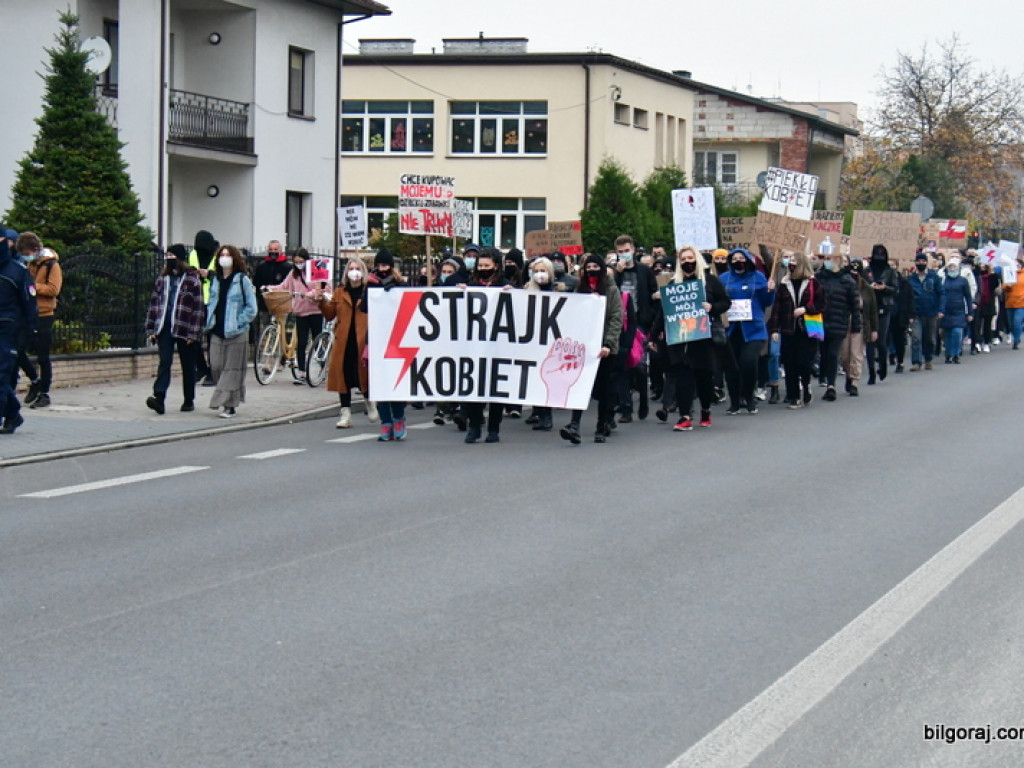 Strajk kobiet. Protest drugi raz przeszedł ulicami Biłgoraja (FOTO)