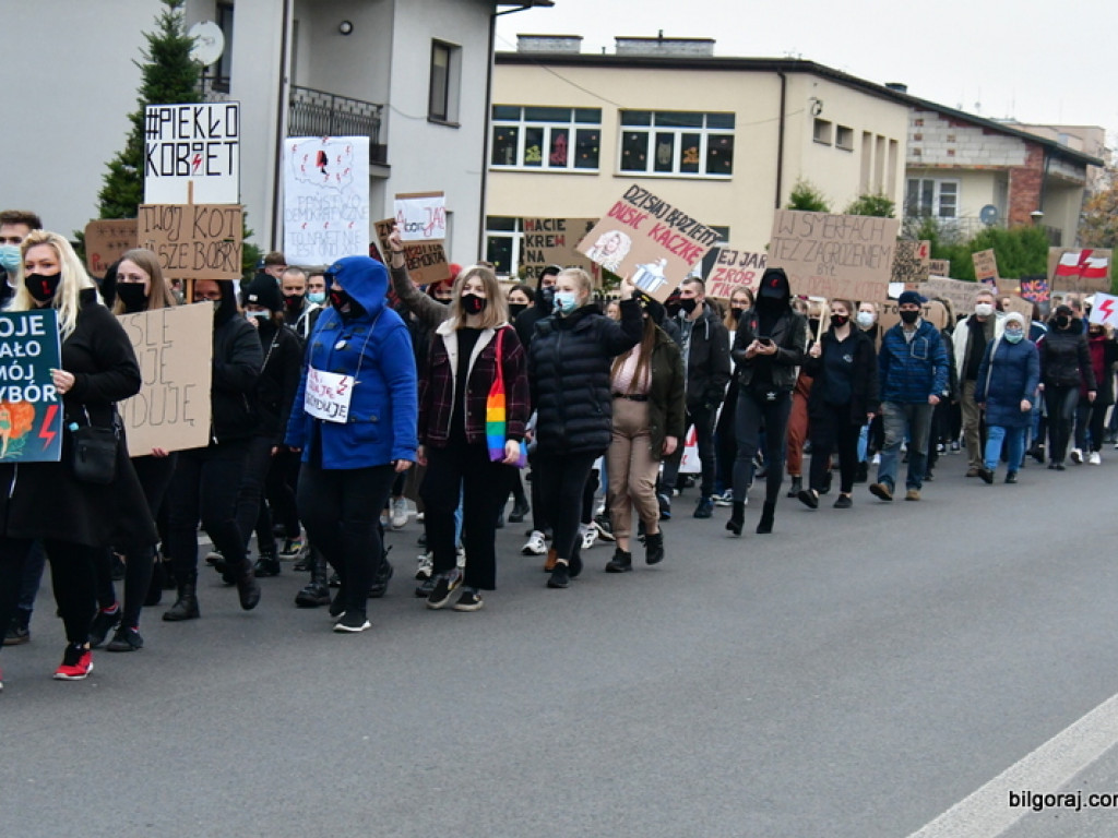 Strajk kobiet. Protest drugi raz przeszedł ulicami Biłgoraja (FOTO)