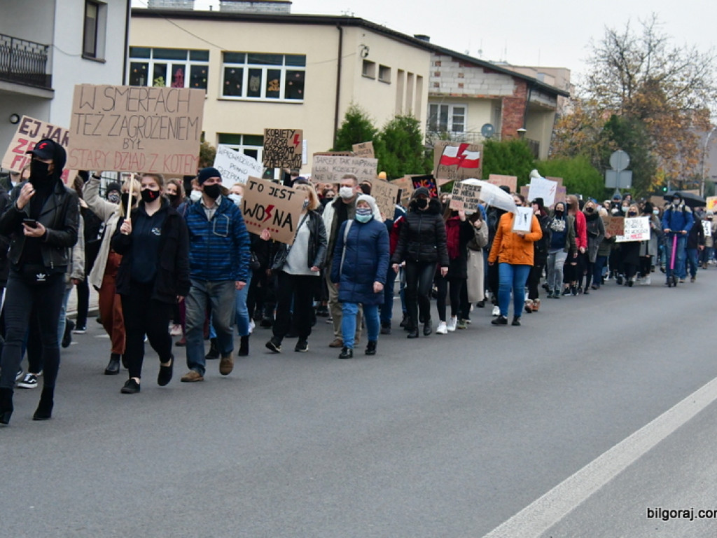 Strajk kobiet. Protest drugi raz przeszedł ulicami Biłgoraja (FOTO)