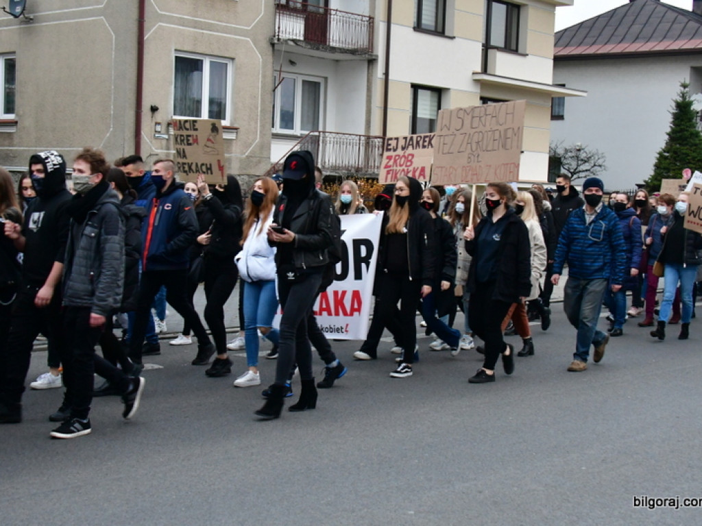 Strajk kobiet. Protest drugi raz przeszedł ulicami Biłgoraja (FOTO)