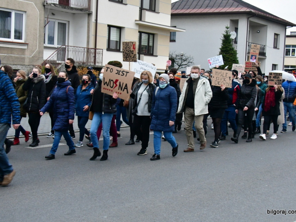 Strajk kobiet. Protest drugi raz przeszedł ulicami Biłgoraja (FOTO)