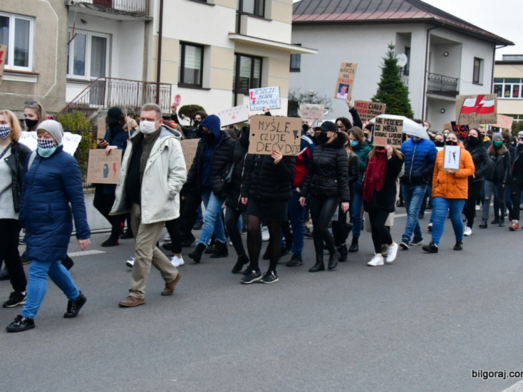Strajk kobiet. Protest drugi raz przeszedł ulicami Biłgoraja (FOTO)