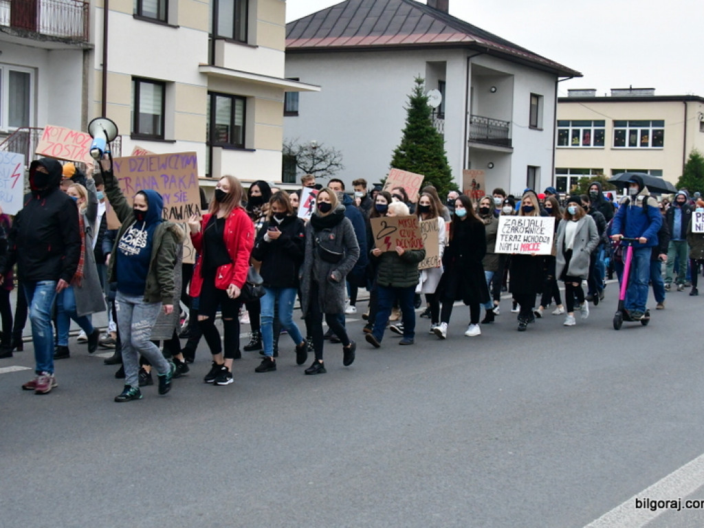 Strajk kobiet. Protest drugi raz przeszedł ulicami Biłgoraja (FOTO)