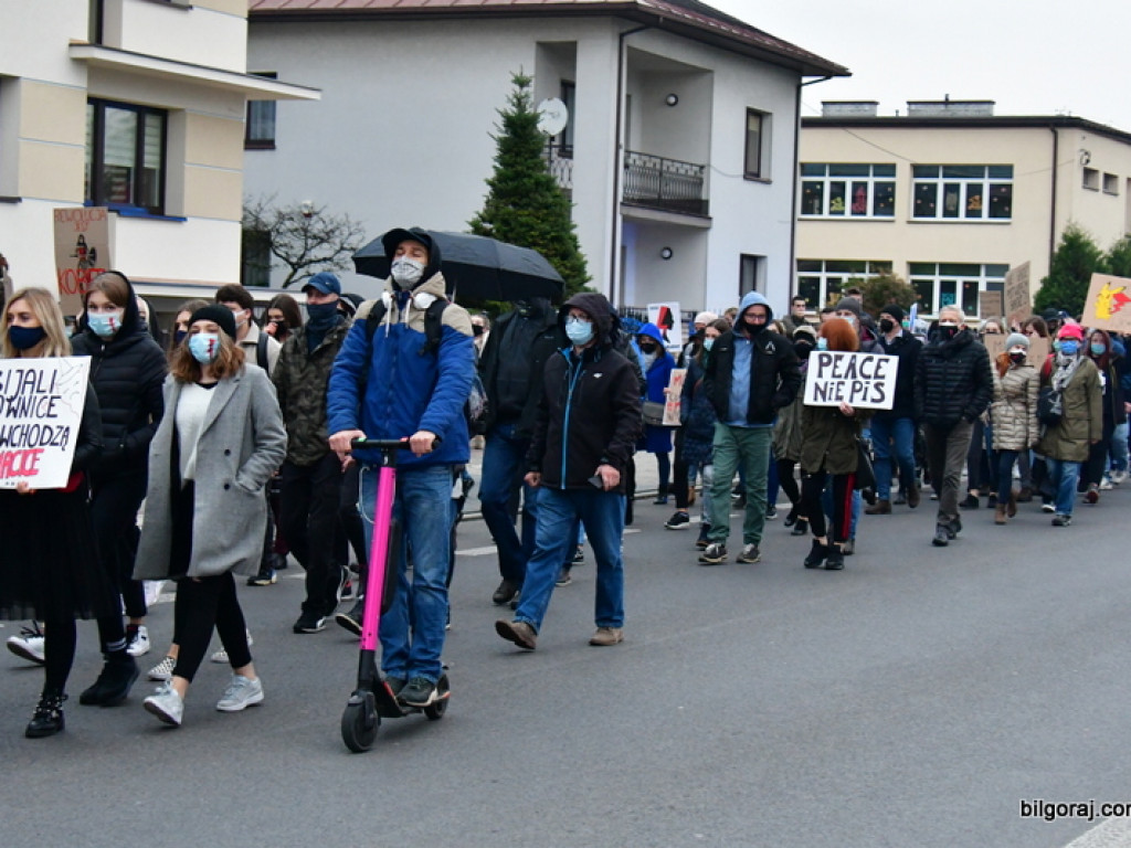 Strajk kobiet. Protest drugi raz przeszedł ulicami Biłgoraja (FOTO)