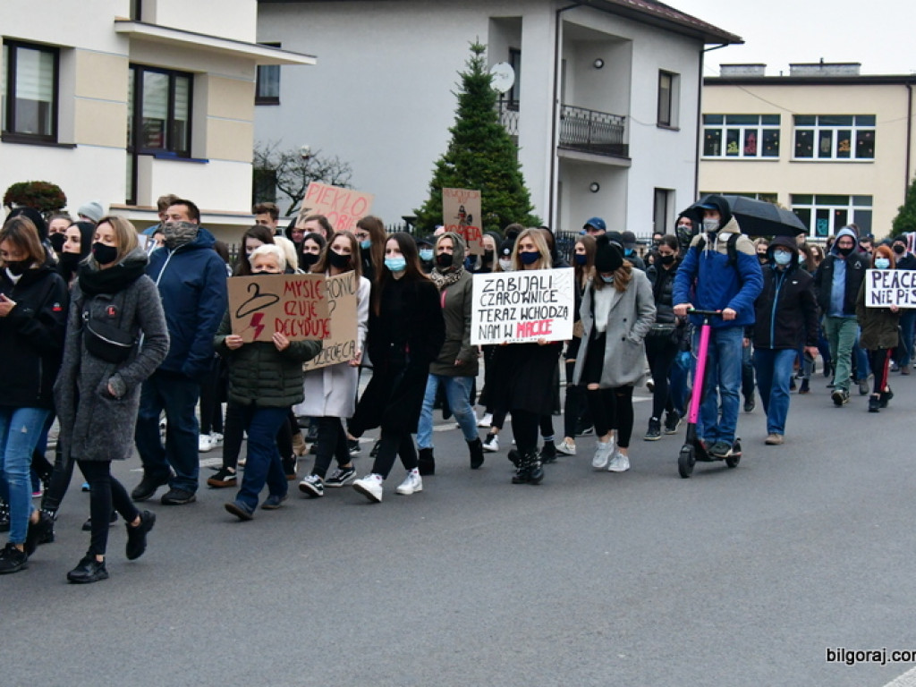Strajk kobiet. Protest drugi raz przeszedł ulicami Biłgoraja (FOTO)