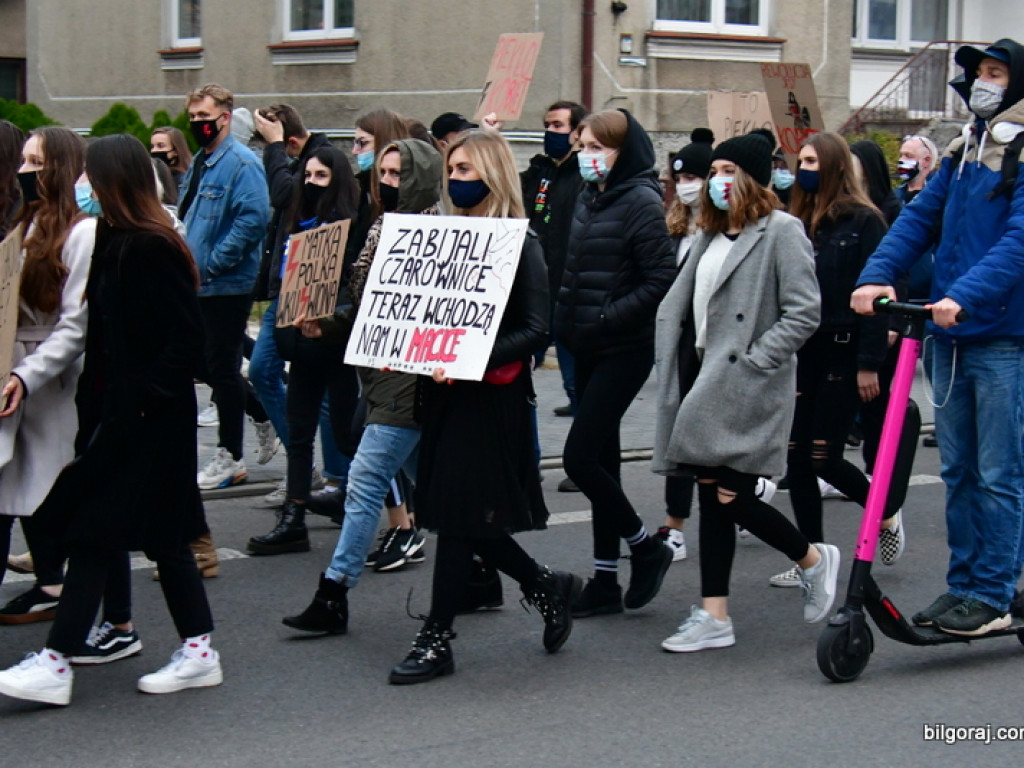 Strajk kobiet. Protest drugi raz przeszedł ulicami Biłgoraja (FOTO)