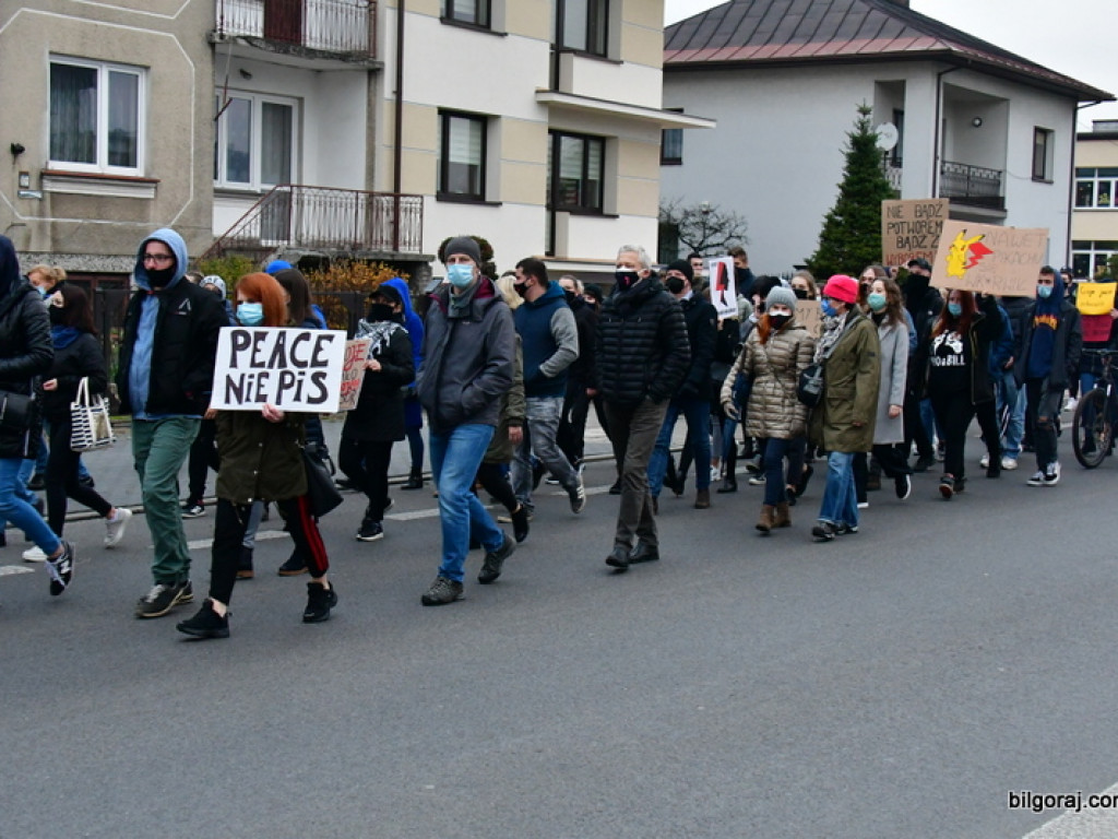 Strajk kobiet. Protest drugi raz przeszedł ulicami Biłgoraja (FOTO)