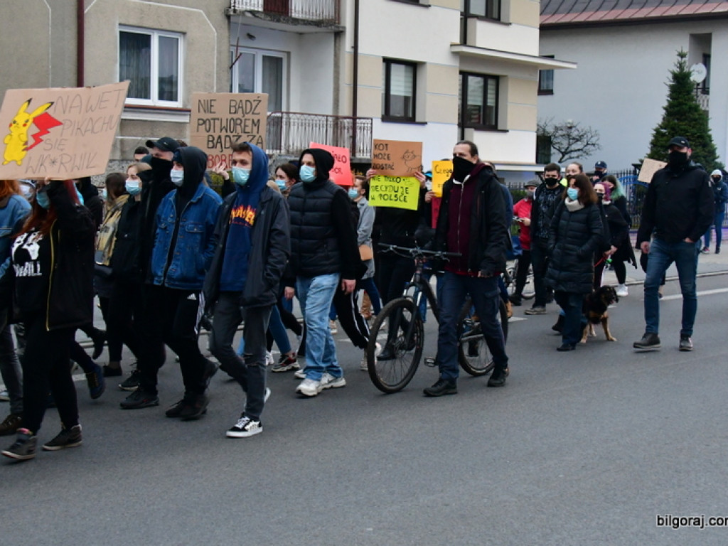 Strajk kobiet. Protest drugi raz przeszedł ulicami Biłgoraja (FOTO)