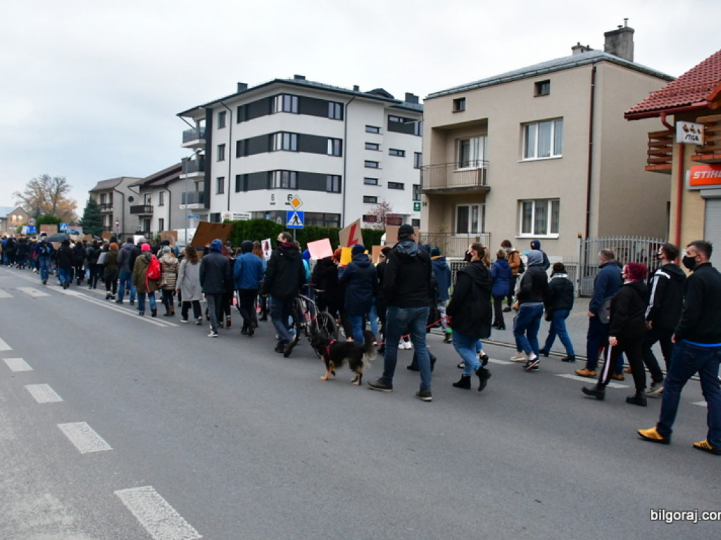 Strajk kobiet. Protest drugi raz przeszedł ulicami Biłgoraja (FOTO)
