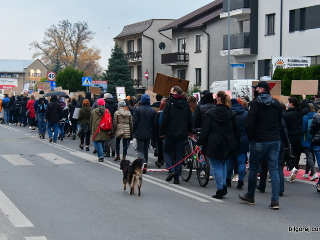 Strajk kobiet. Protest drugi raz przeszedł ulicami Biłgoraja (FOTO)