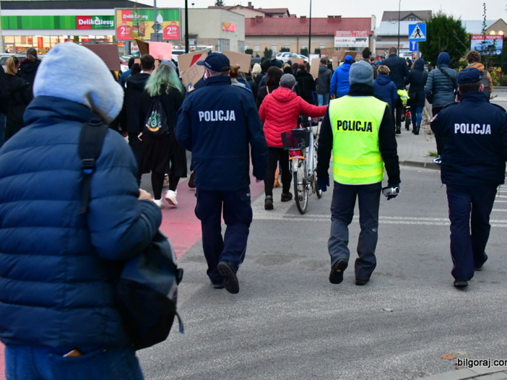 Strajk kobiet. Protest drugi raz przeszedł ulicami Biłgoraja (FOTO)
