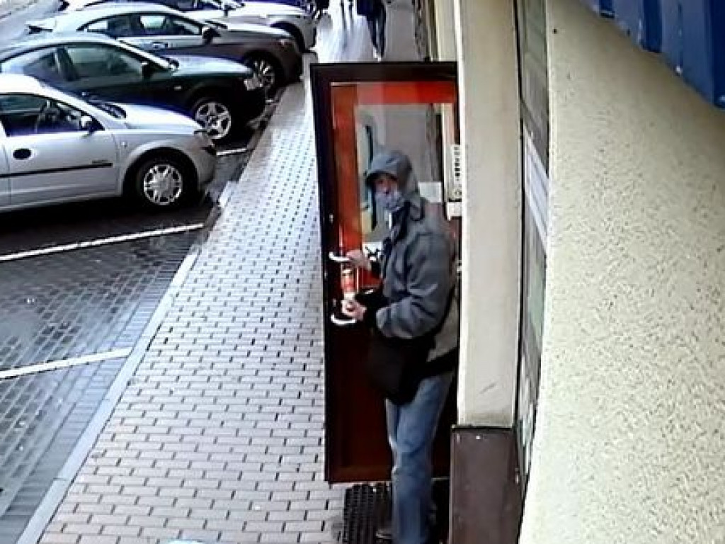 Publikujemy wizerunek mężczyzny podejrzewanego o inną czynność seksualną