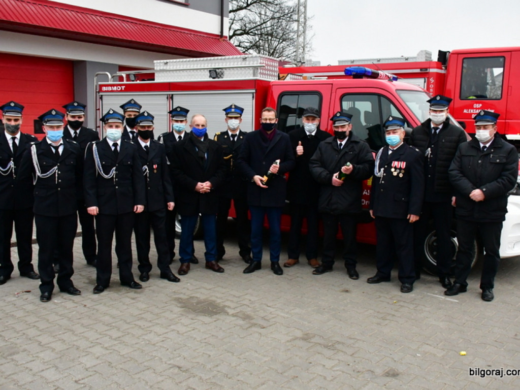 Nowy samochód dla strażaków z OSP Aleksandrów II (FOTO)
