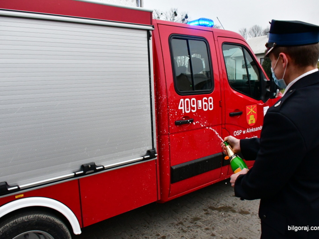 Nowy samochód dla strażaków z OSP Aleksandrów II (FOTO)