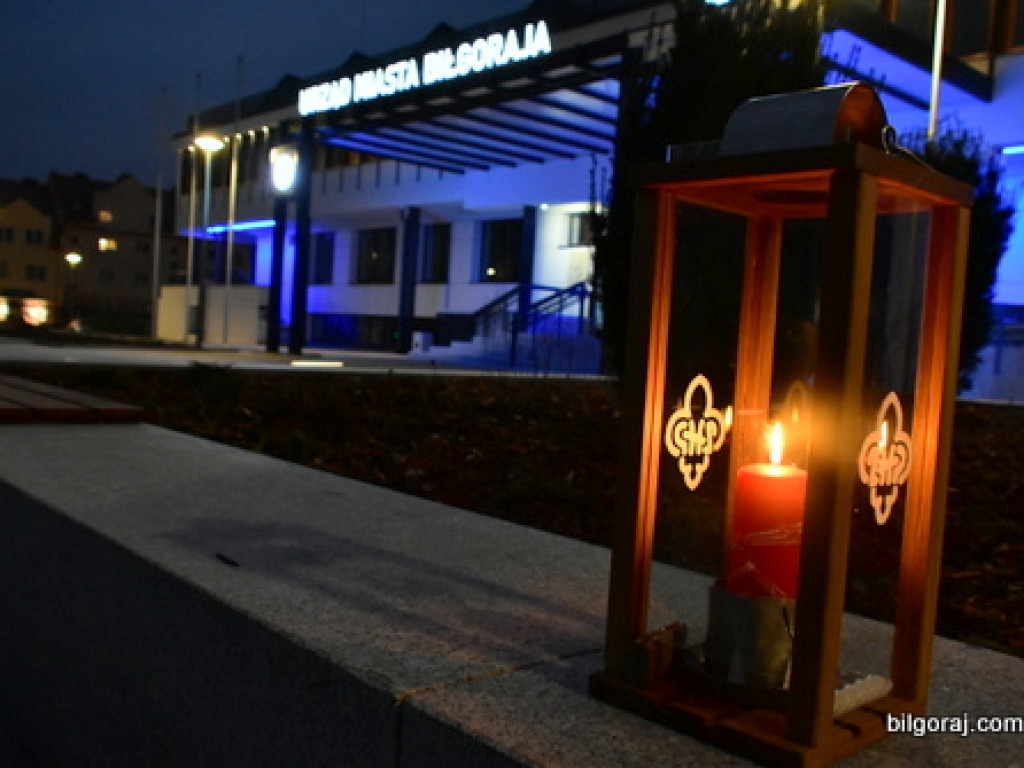 Harcerze rozpraszali dziś wśród mieszkańców powiatu biłgorajskiego Betlejemskie Światło Pokoju (FOTO)