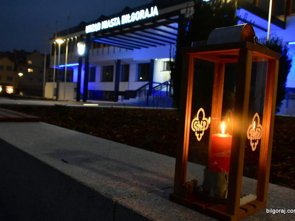 Harcerze rozpraszali dziś wśród mieszkańców powiatu biłgorajskiego Betlejemskie Światło Pokoju (FOTO)