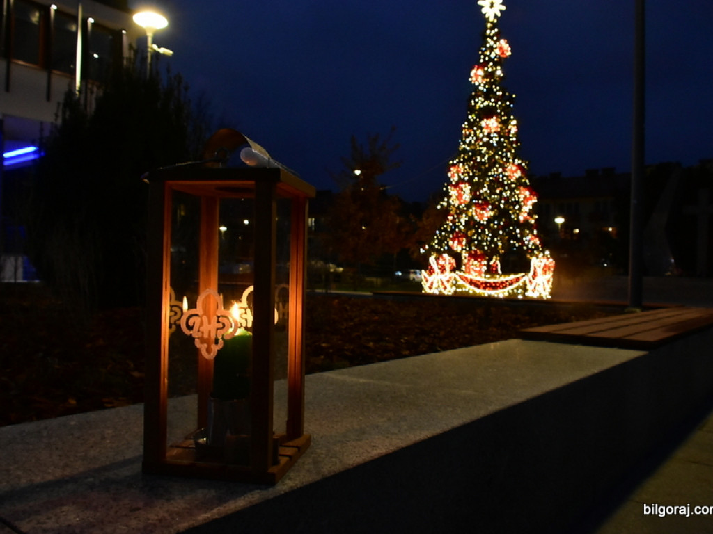 Harcerze rozpraszali dziś wśród mieszkańców powiatu biłgorajskiego Betlejemskie Światło Pokoju (FOTO)