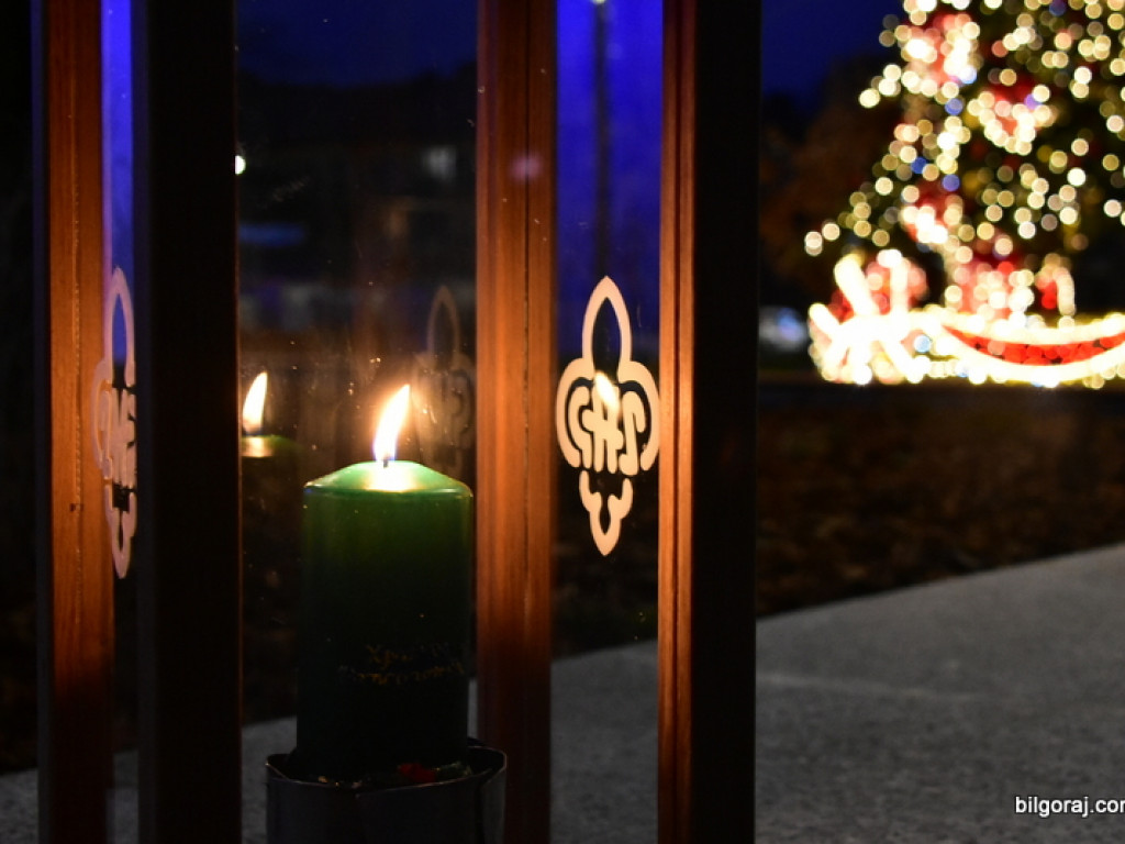 Harcerze rozpraszali dziś wśród mieszkańców powiatu biłgorajskiego Betlejemskie Światło Pokoju (FOTO)