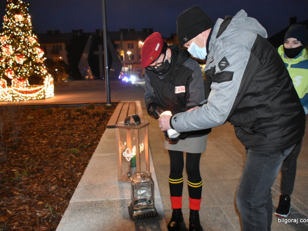 Harcerze rozpraszali dziś wśród mieszkańców powiatu biłgorajskiego Betlejemskie Światło Pokoju (FOTO)