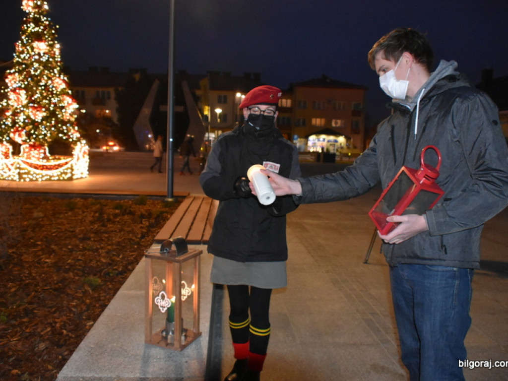 Harcerze rozpraszali dziś wśród mieszkańców powiatu biłgorajskiego Betlejemskie Światło Pokoju (FOTO)