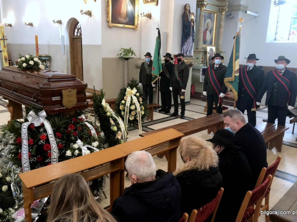 Pożegnanie śp. Tadeusza Tujaki - zasłużonego nauczyciela, radnego Rady Powiatu i działacza społecznego Ziemi Biłgorajskiej (FOTO)