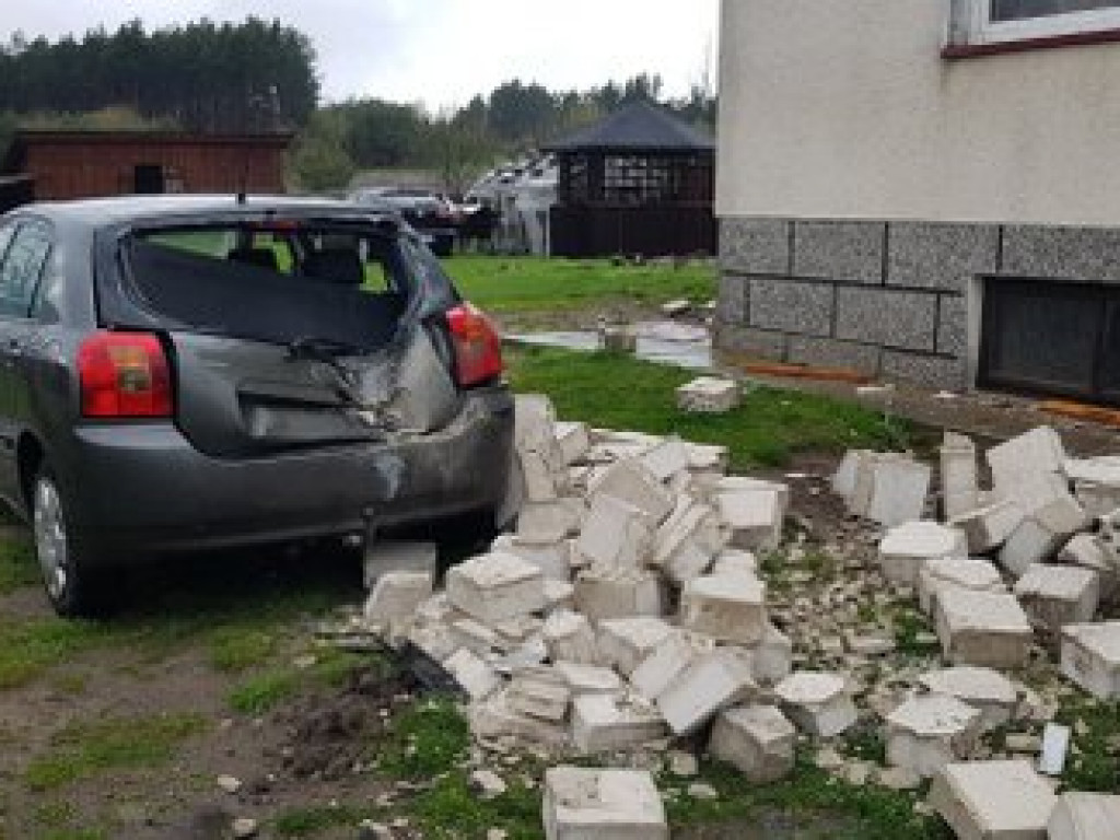 Trąba powietrzna nad Tereszpolem. Silny wiatr powalił także drzewa w regionie (FOTO, AKTUALIZACJA)