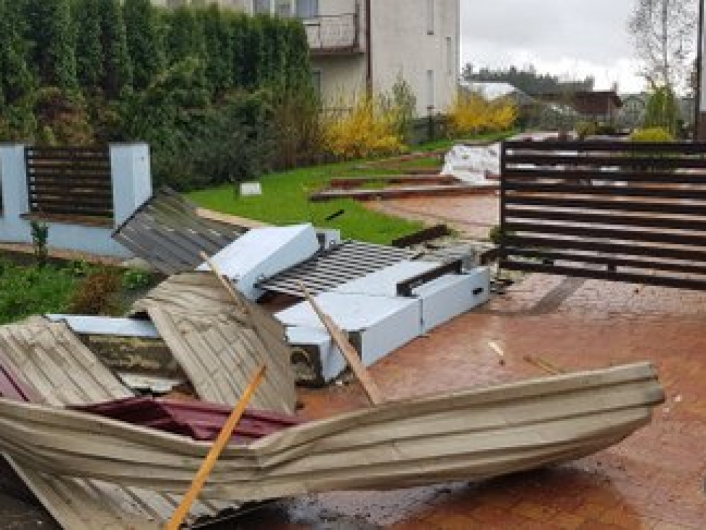 Trąba powietrzna nad Tereszpolem. Silny wiatr powalił także drzewa w regionie (FOTO, AKTUALIZACJA)